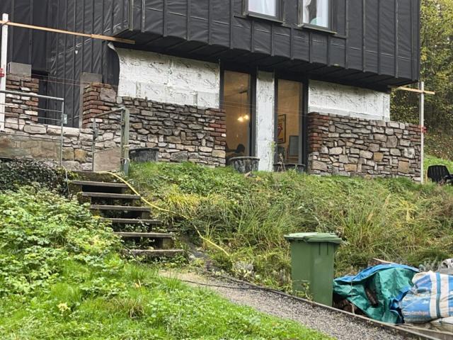 Façade moderne en caillou et brique : une rénovation réussie