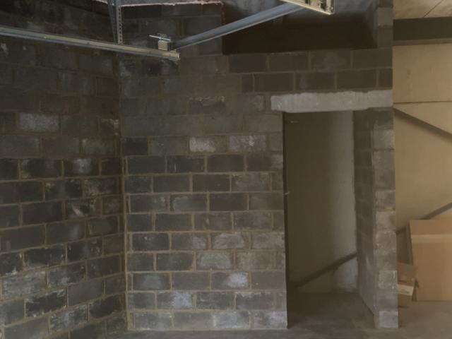 Des cloisons en béton pour une pompe à essence