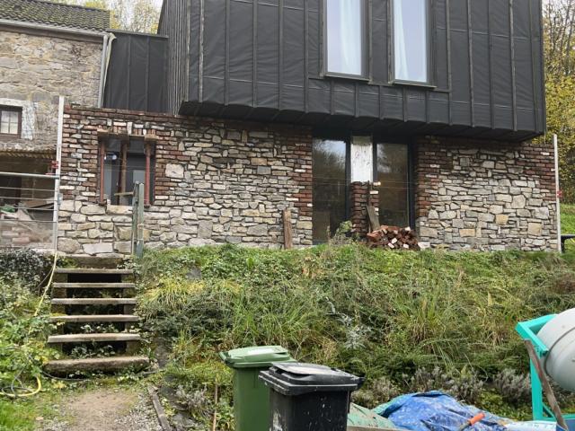 Façade moderne en caillou et brique : une rénovation réussie
